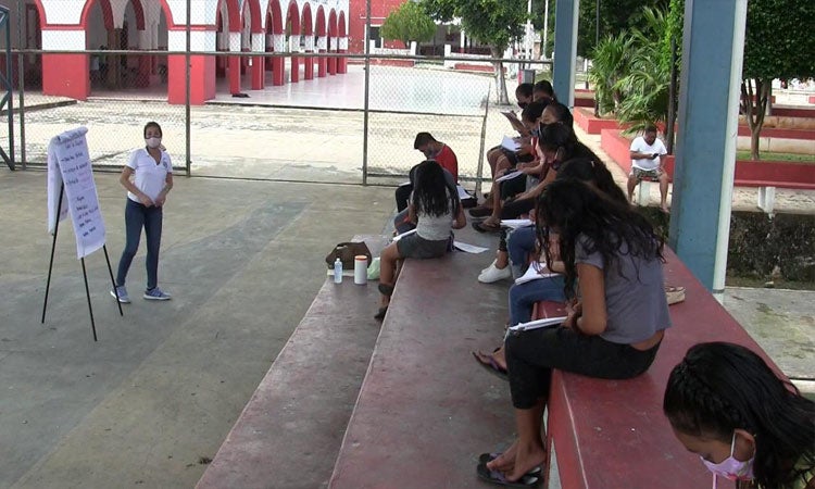 Clases en una cancha de basquetbol en Yucatán