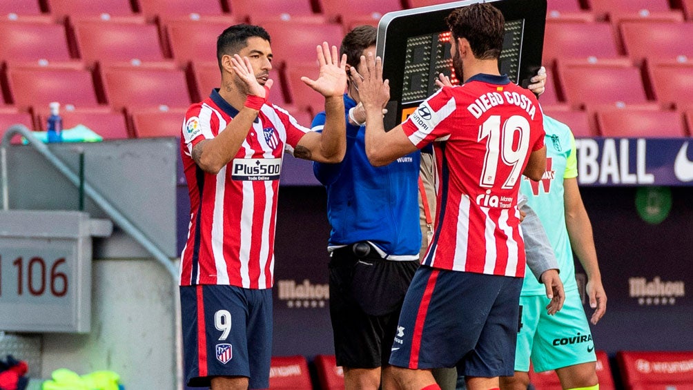 Luis Suárez ingresa a la cancha por Diego Costa 