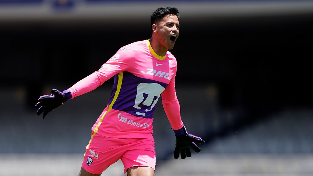 Alfredo Talavera fester un gol de Pumas en CU 