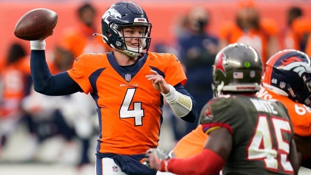 Rypien lanza un pase con los Broncos