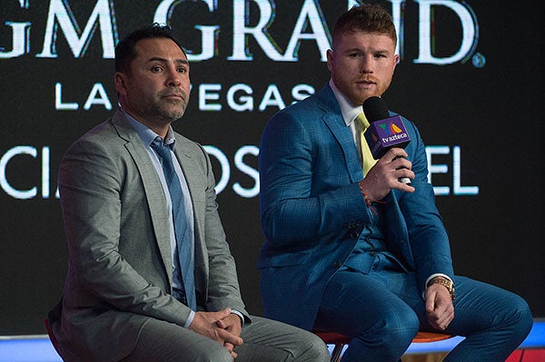 Canelo junto al promotor Oscar de la Hoya 