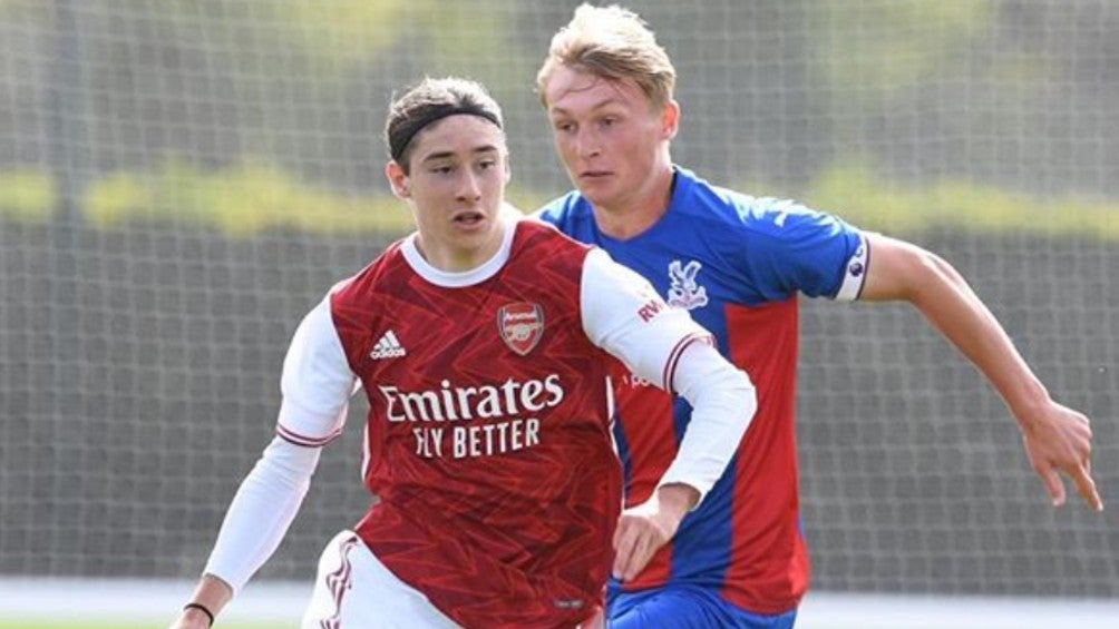 Marcelo Flores durante un partido con Arsenal Sub 18