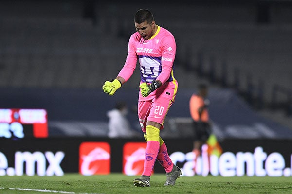 Julio González en un partido con Pumas 