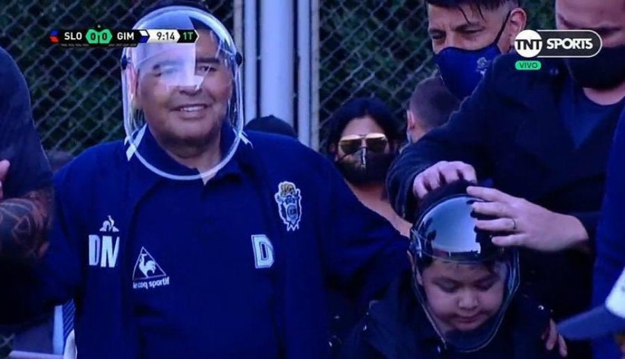 Maradona y su hijo con la careta particular