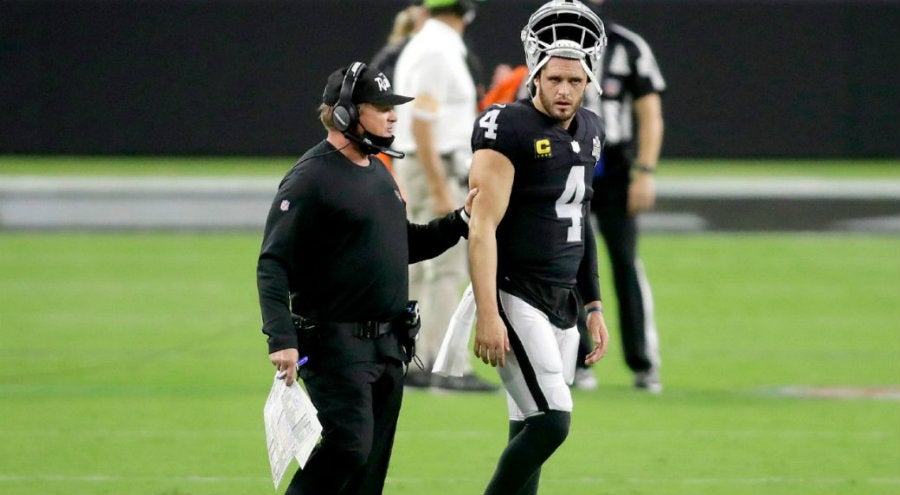 Jon Gruden con Carr