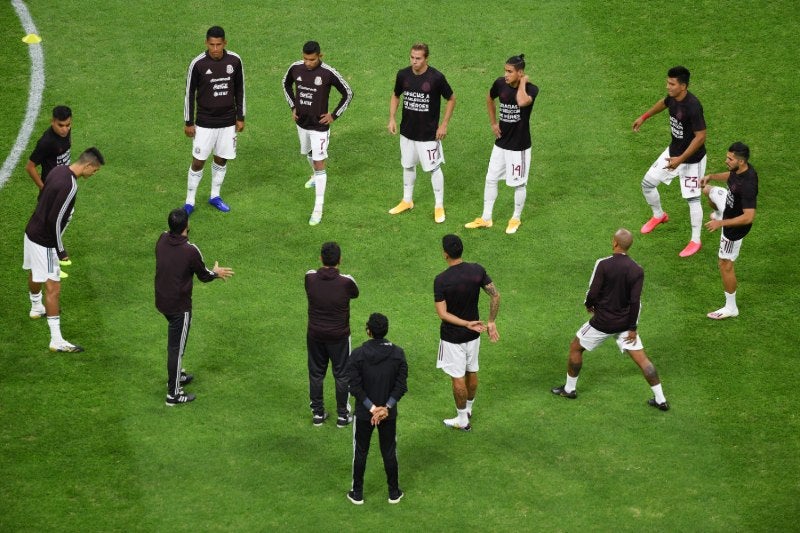 Jugadores mexicanos calientan previo al partido vs Guatemala