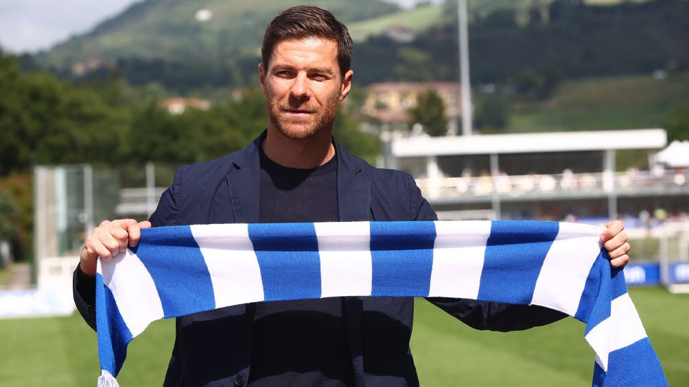 Xabi Alonso posa con una bufanda de la Real Sociedad  