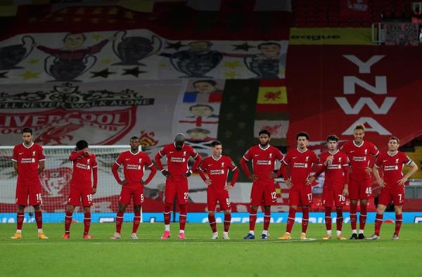 Jugadores del Liverpool observan la tanda de penaltis