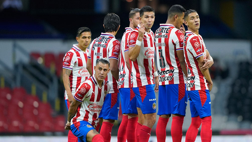 Calderón se coloca tras la barrera de Chivas en el Clásico Nacional