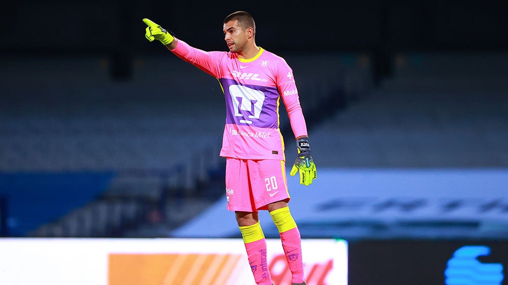 Julio González en un partido con Pumas 