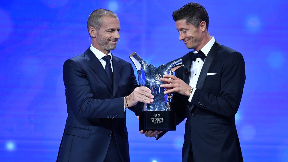 Robert Lewandowski recibe el premio de Aleksander Ceferin