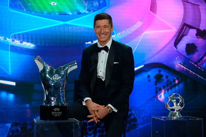 Robert Lewandowski posa con el trofeo de la UEFA 