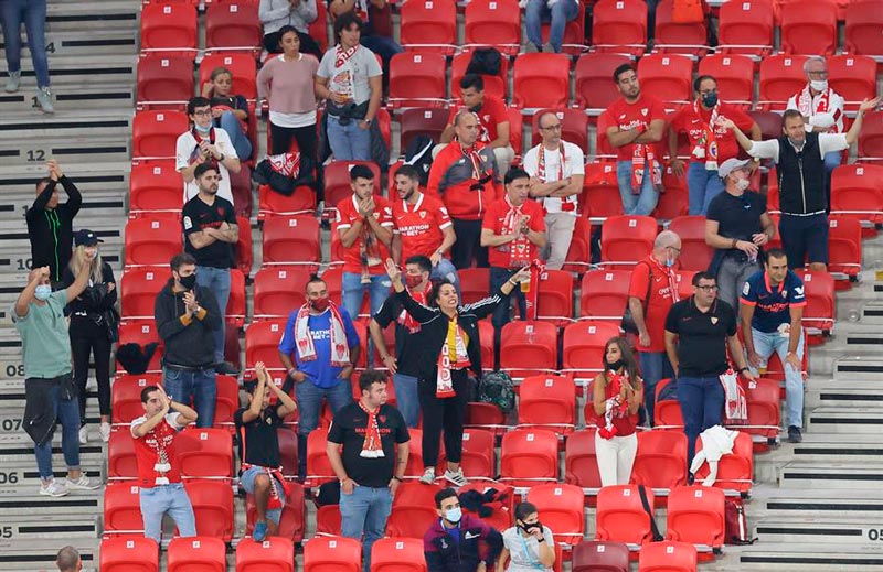 Los aficionados en el partido de la Supercopa europea