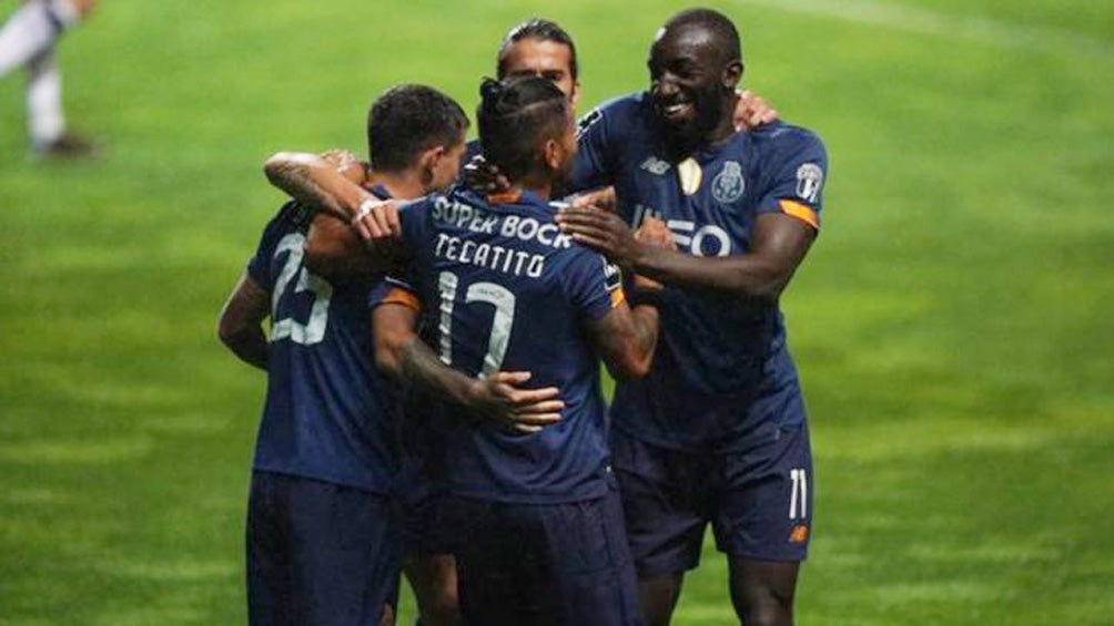 Corona y sus compañeros celebran gol ante Boavista