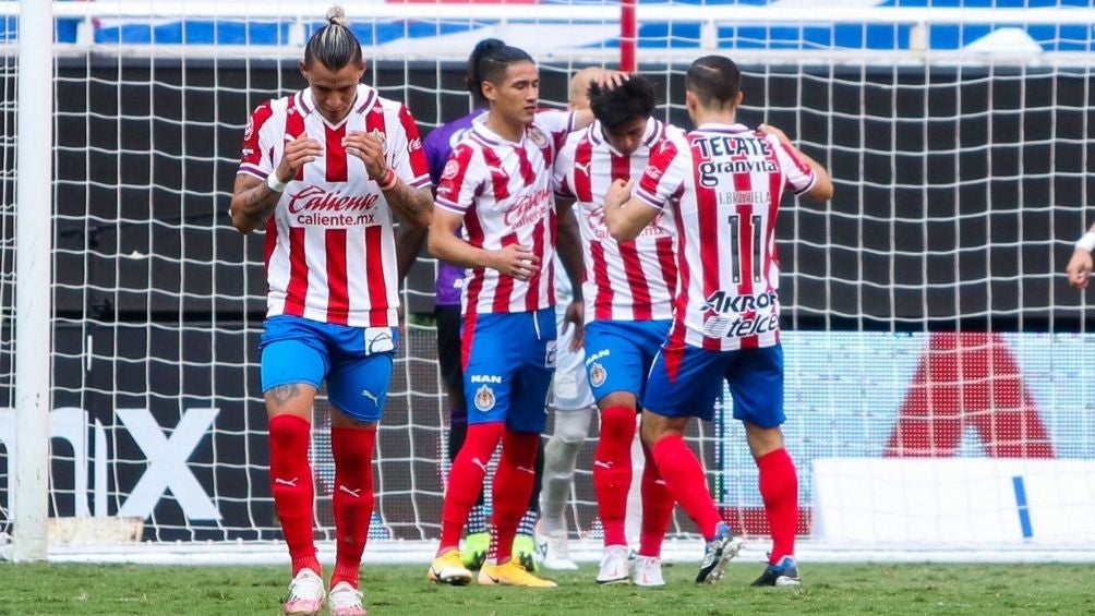 Jugadores de Chivas en un partido 