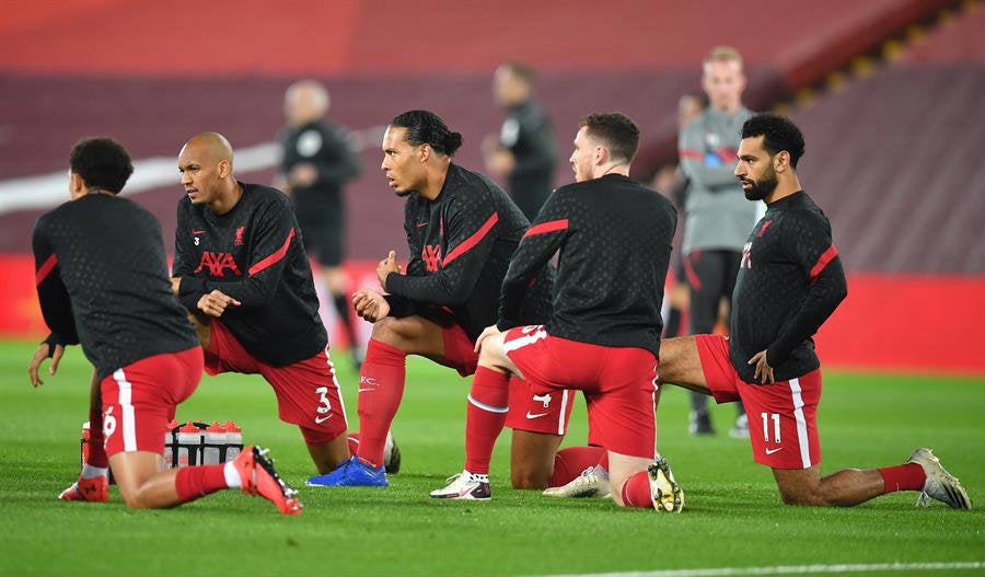 Jugadores del Liverpool previo a juego de la Premier