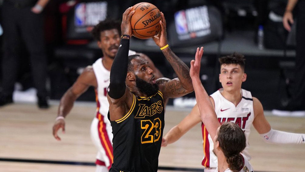 LeBron James se prepara para anotar una canasta