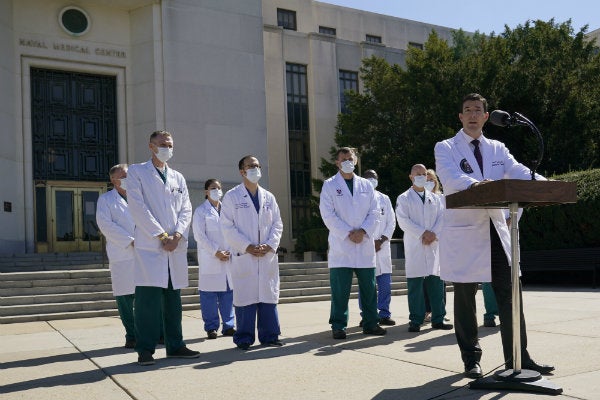 El el doctor Sean Conley en el Centro Médico Militar Nacional Walter Reed en Bethesda