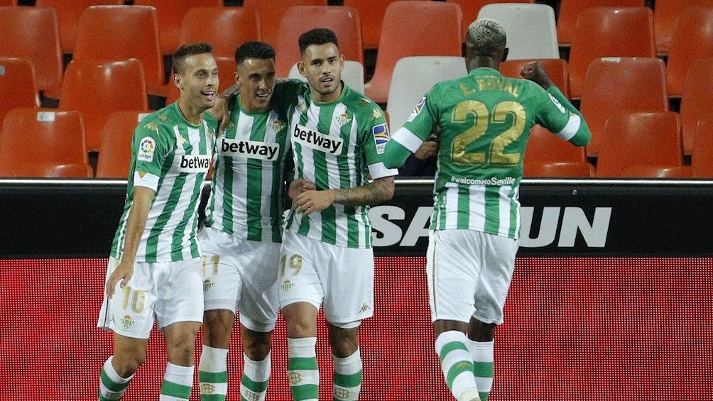 Jugadores del Betis celebran gol ante Valencia