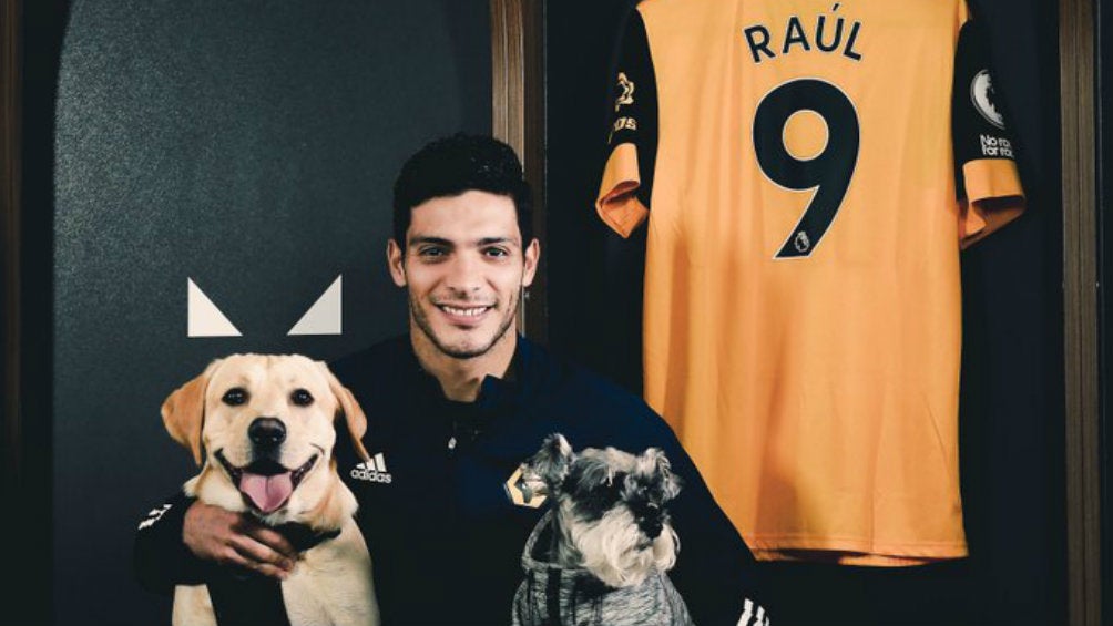 Raúl Jiménez: Grupo inglés celebró su renovación con los Wolves, modificando su canto