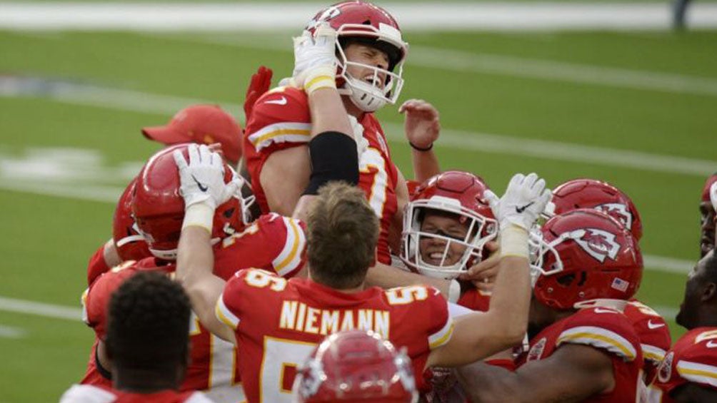 Harrison Butker celebrando la victoria con sus compañeros