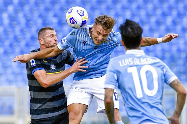 Immobile peleando un balón