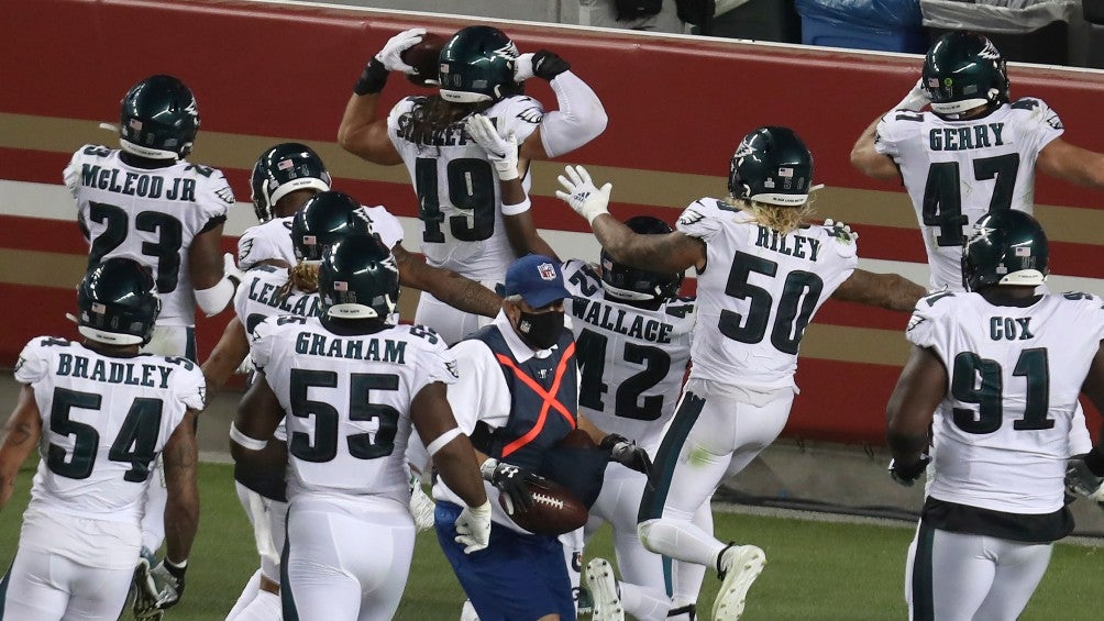 Jugadores de Eagles celebran un 'pick six'