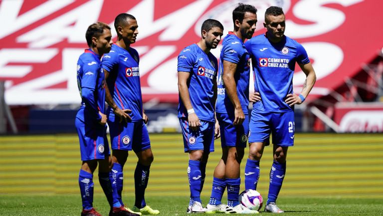 Jugadores de Cruz Azul se lamentan tras un partido 