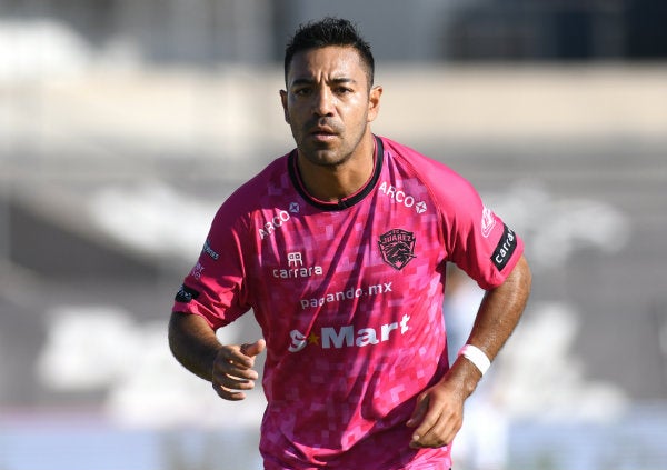 Marco Fabián, en un duelo con Juárez