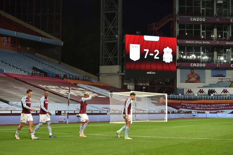 Jugadores del Aston Villa celebran goleada vs Liverpool