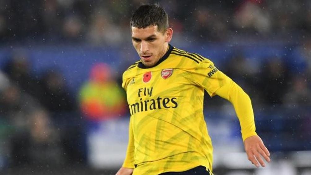 Lucas Torreira en partido con el Arsenal 