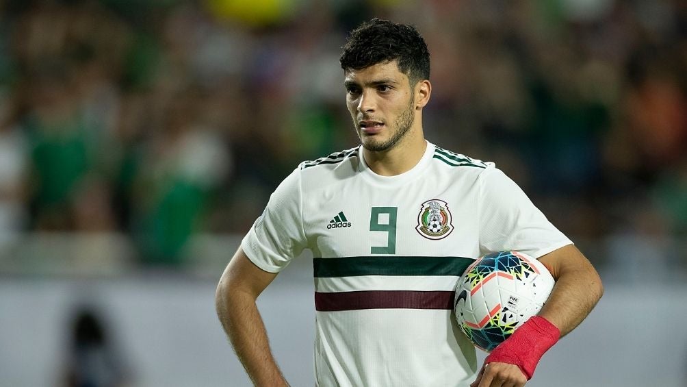 Raúl Jiménez en partido con la Selección 