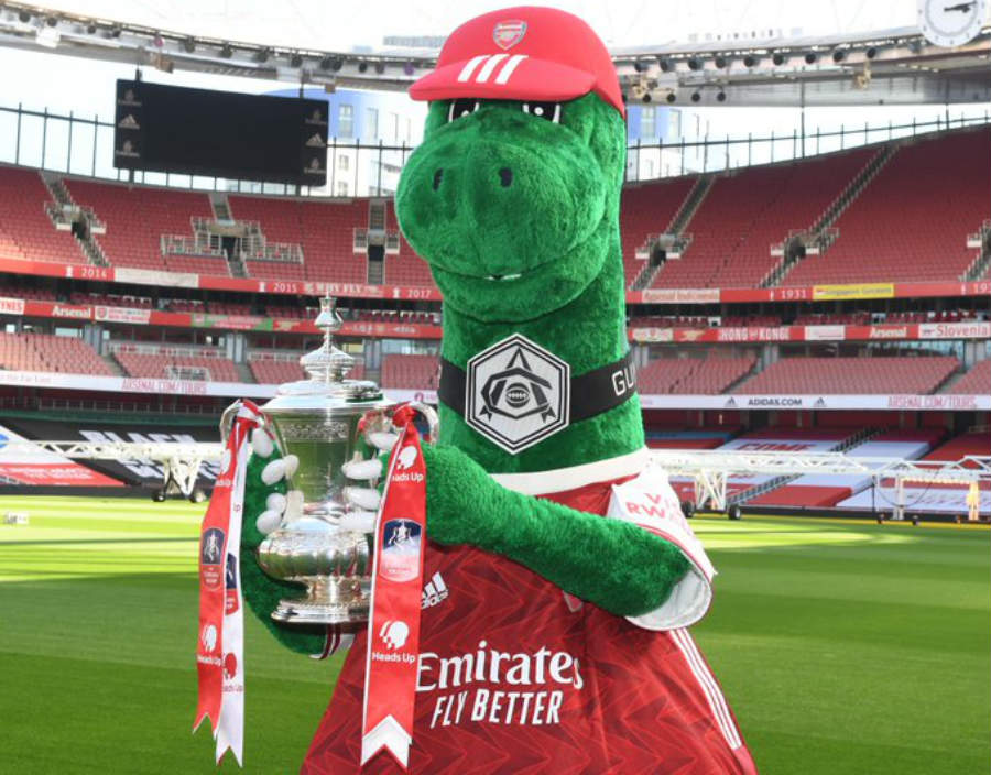 La mascota del Arsenal con la FA Cup