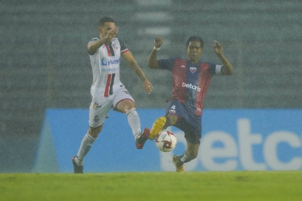 Jonathan Sánchez en acción con Atlante