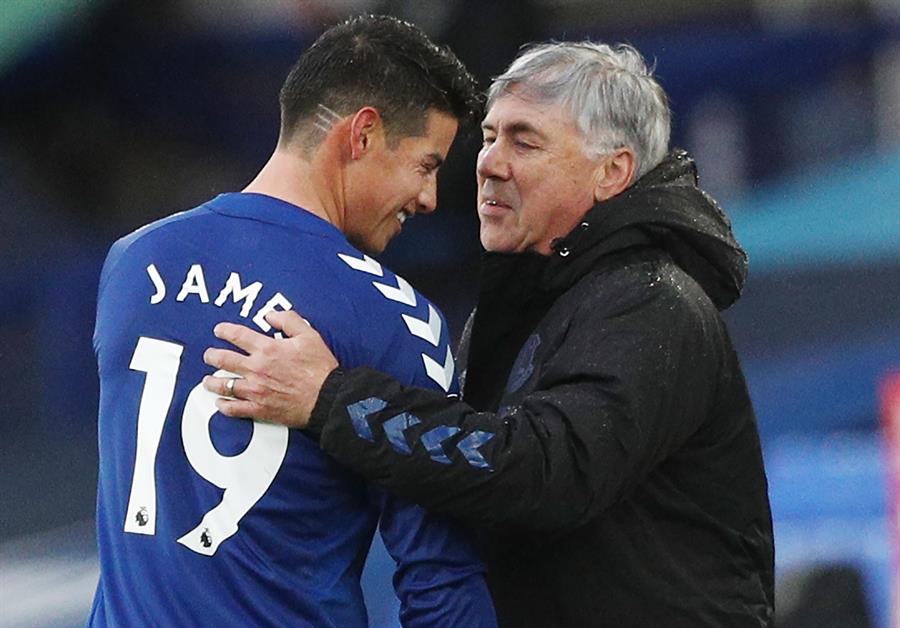 James Rodríguez y Ancelotti en celebración 