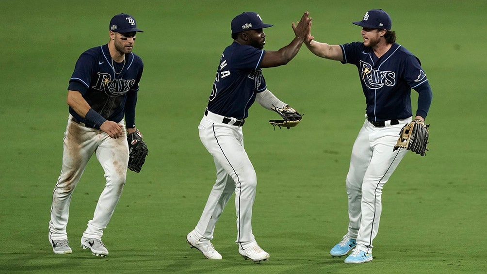 Jugadores de Rays celebran el triunfo