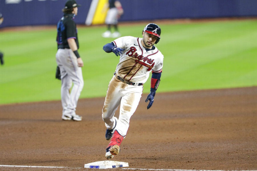 Travis d' Arnaud recorre las bases tras su cuadrangular de tres carreras