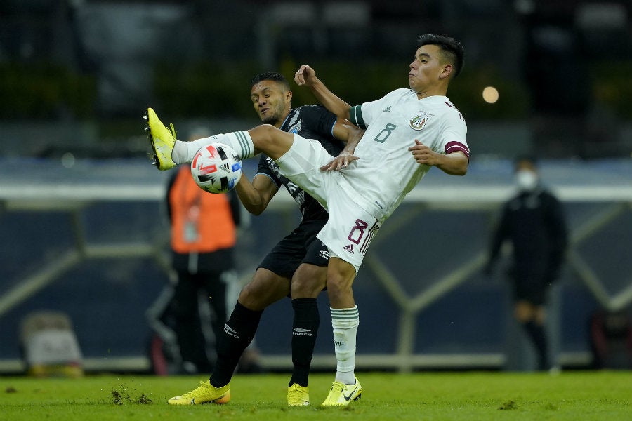 El jugador de Rayados en juego con el Tricolor