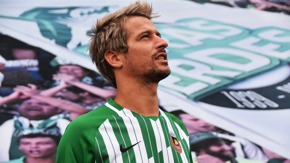 Fábio Coentrão posa con al camiseta del Rio Ave 