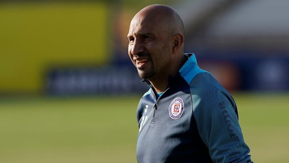 Óscar Pérez durante un entrenamiento con Cruz Azul