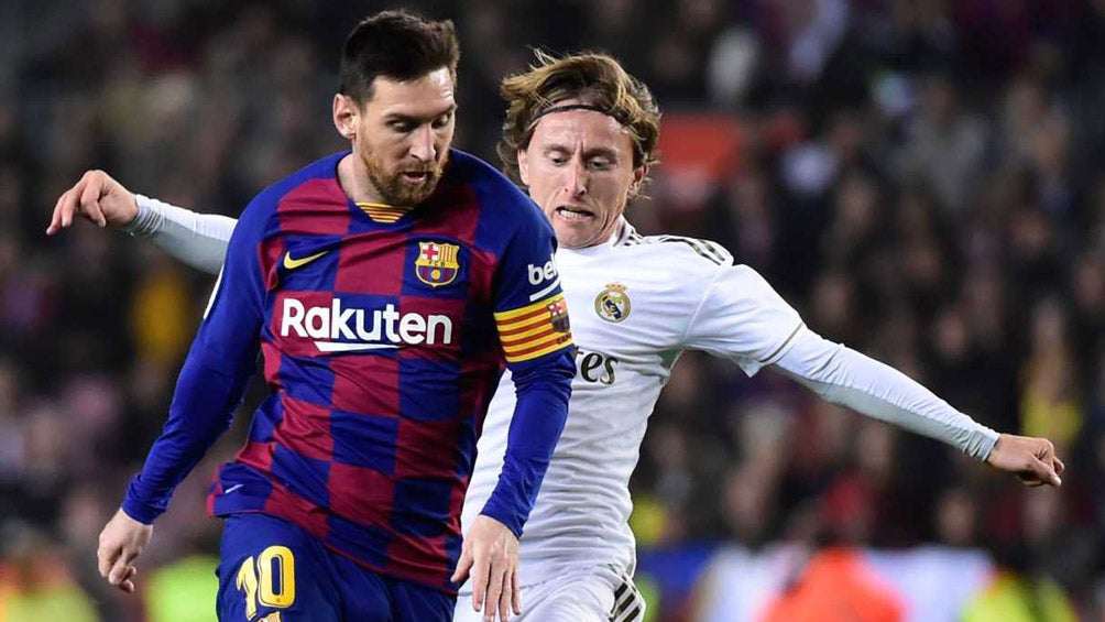 Modric pelea un balón con Messi en el Clásico español 