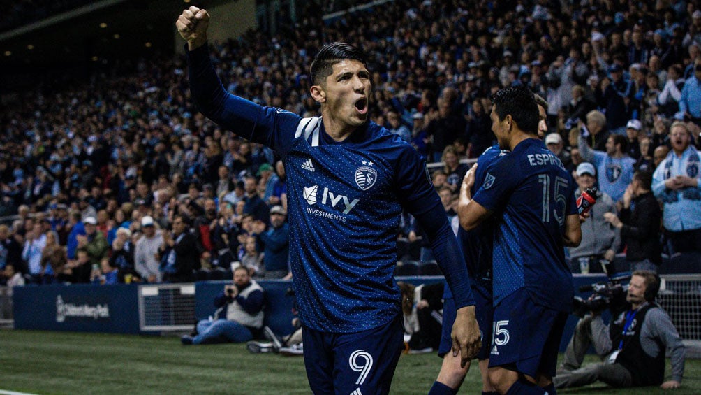 Alan Pulido festeja un gol con el Sporting KC en MLS 