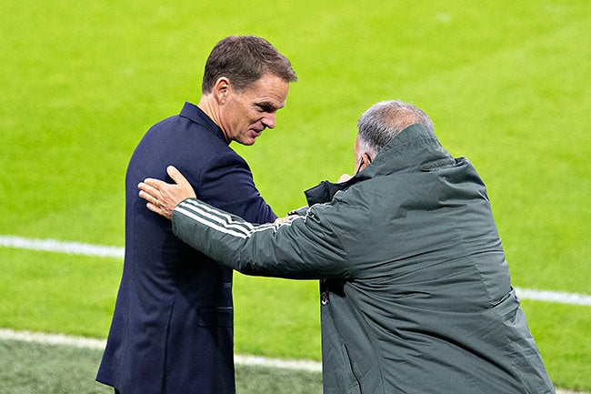 Martino saluda a De Boer antes del partido