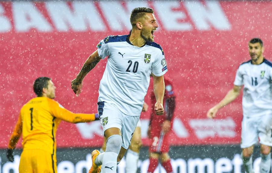 Sergej Milinkovic-Savic celebra su anotaición con Serbia