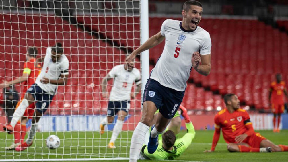 Connor Coady festeja su gol ante Gales