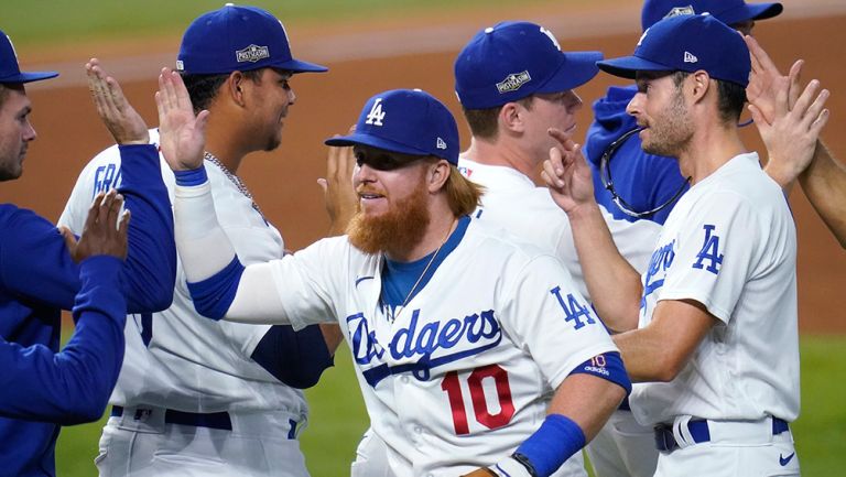 Jugadores de los Dodgers felices tras la victoria