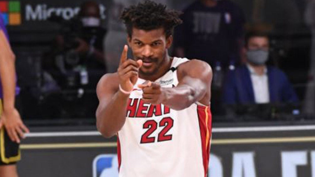 Jimmy Butler festeja una jugada ante los Lakers