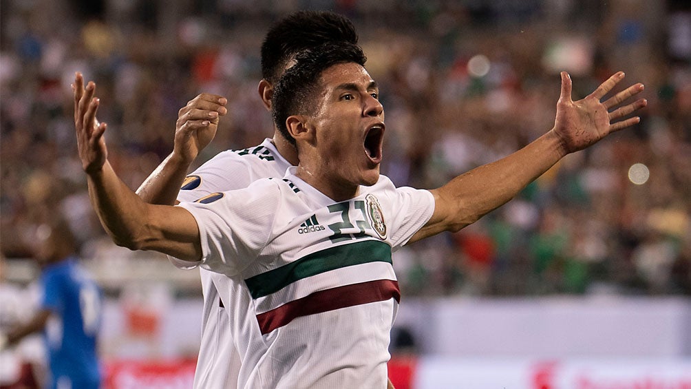 Uriel Antuna festeja una anotación con el Tri