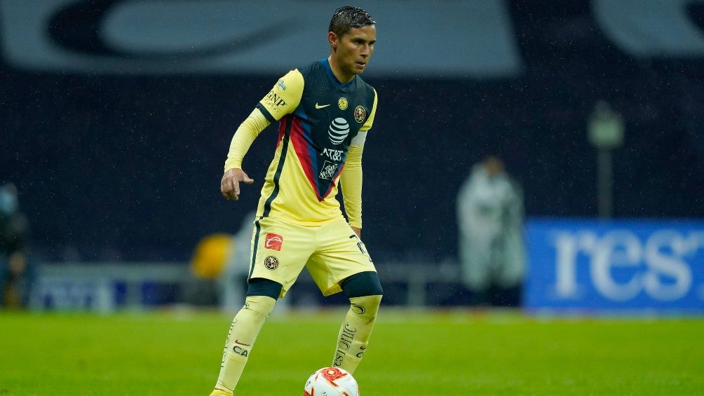 Paul Aguilar durante un partido con América