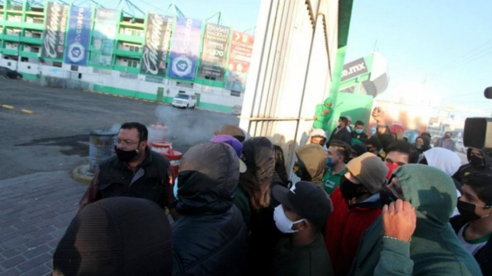 Afición de León irrumpiendo en el Estadio